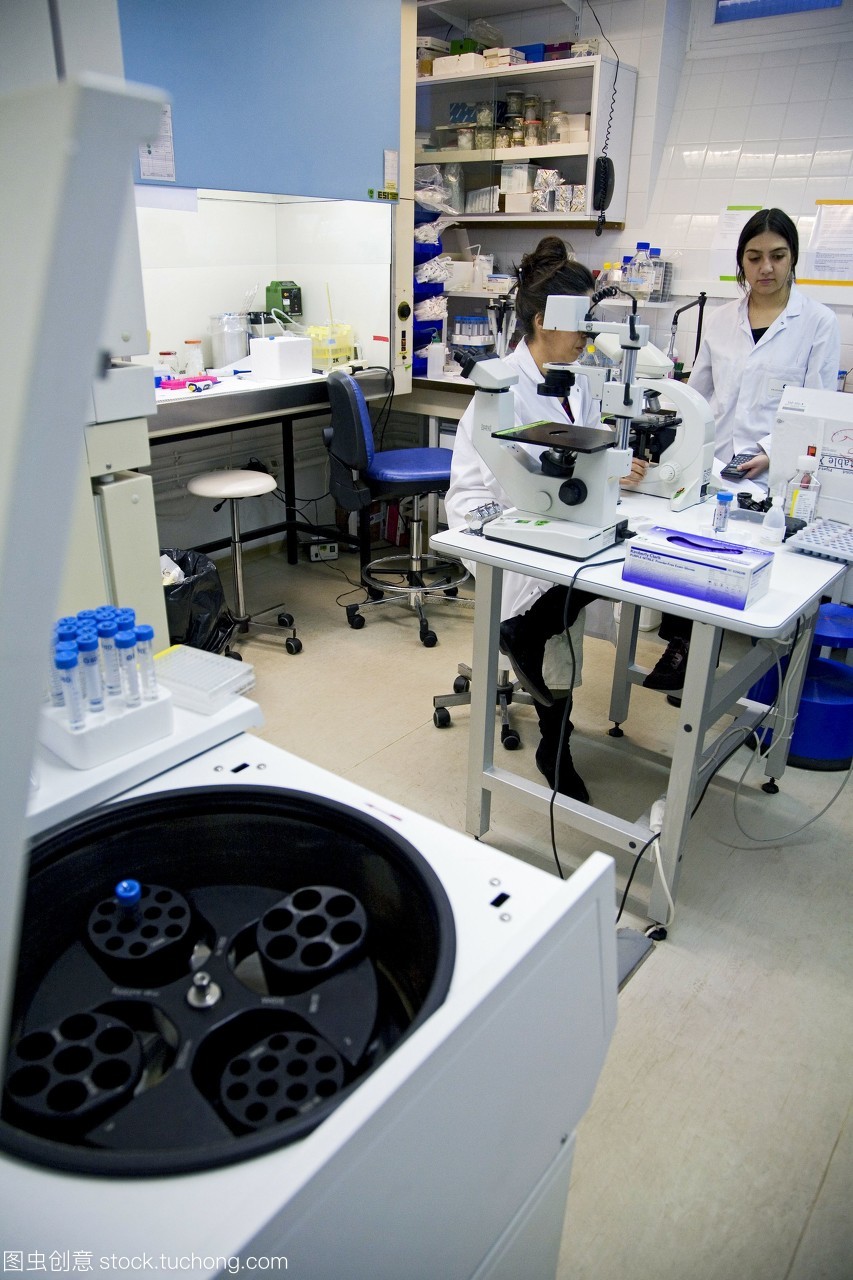 瘧疾疫苗的研究。研究人員檢查攜帶瘧疾的瘧原蟲(chóng)的蚊子繁殖的生物醫(yī)學(xué)研究機(jī)構(gòu)。這是一個(gè)抗瘧疫苗研究開(kāi)發(fā)的一部分。拍攝在巴斯德研究所巴黎法國(guó)。